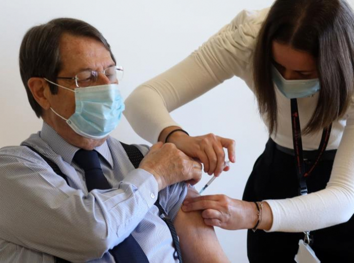 Η Κομισιόν καλεί τα κράτη μέλη να εμβολιάσουν το 70% των ενηλίκων ως το καλοκαίρι