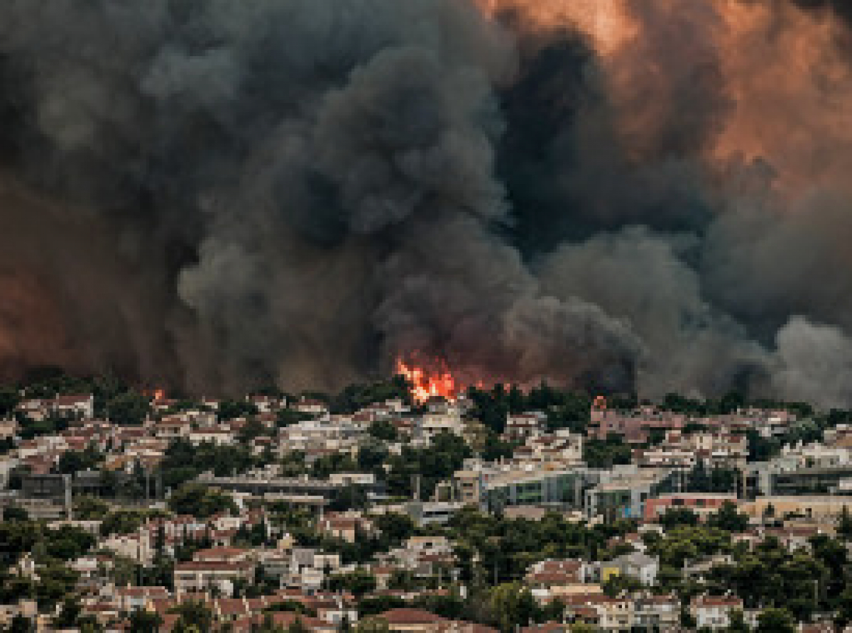 Φωτιά Βαρυμπόμπη: Κάηκαν σπίτια στις Αδάμες, σε απόγνωση οι κάτοικοι