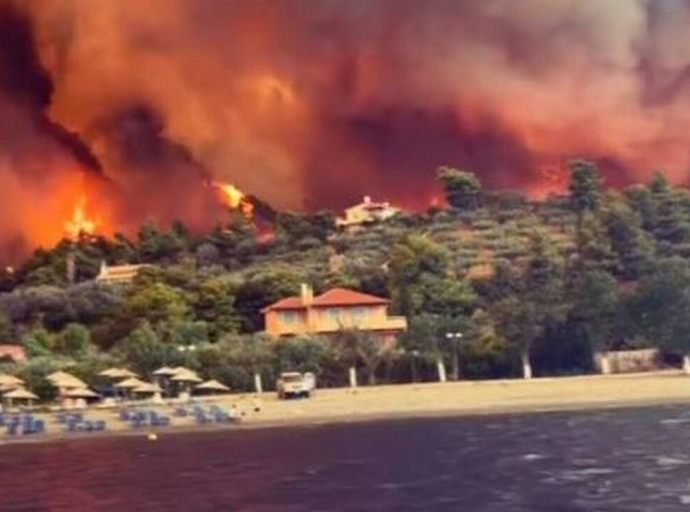 Φωτιά Εύβοια: Οι φλόγες μπήκαν στις Ροβιές, ακούγονται εκρήξεις - Απομακρύνθηκαν με πλοία οι πολίτες