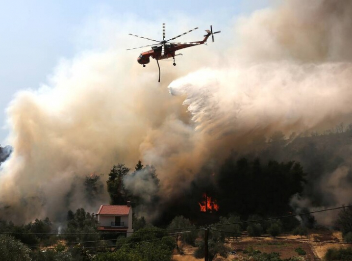 Συνεχίζεται η μάχη με την πύρινη λαίλαπα στην Ελλάδα