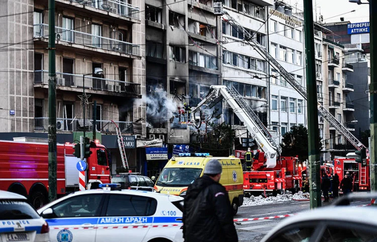 Συναγερμός στο κέντρο της Αθήνας από την πολύ ισχυρή έκρηξη στη Συγγρού – Φωτιά και τραυματίας