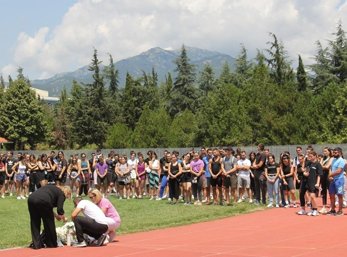 Θρηνεί το ΤΕΦΑΑ Κομοτηνής - Λουλούδια στη μνήμη της συμφοιτήτριάς τους