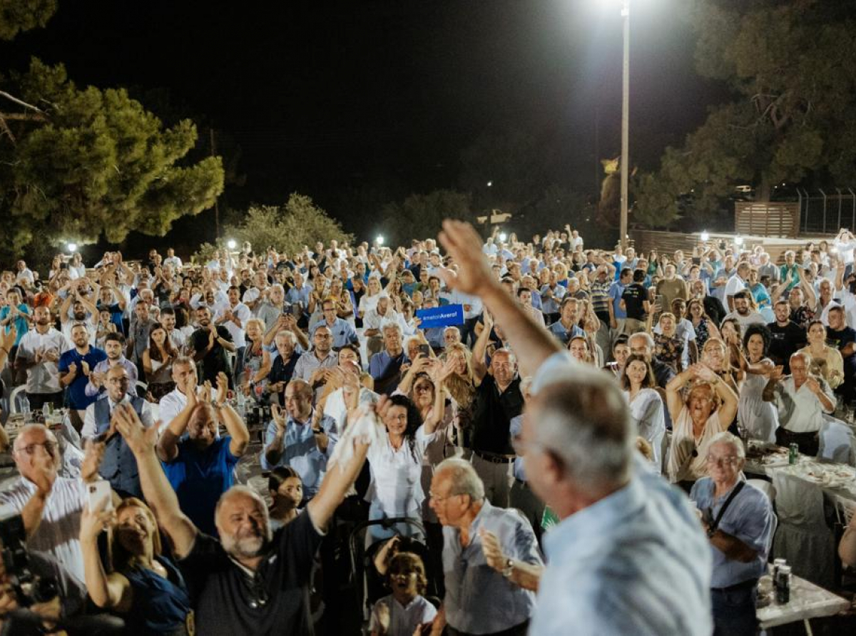 Χιλιάδες κόσμου στη συγκέντρωση των φίλων και υποστηρικτών του Αβέρωφ Νεοφύτου στην Αργάκα