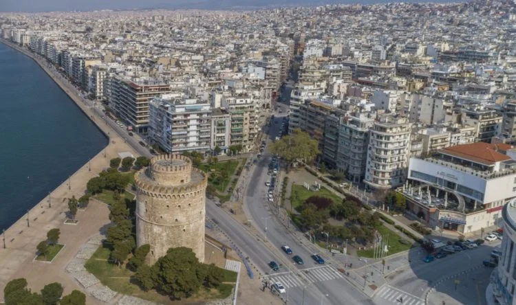 Θεσσαλονίκη: Εκατό φαναράκια στο Λευκό Πύργο για τα 100 χρόνια από τη Μικρασιατική Καταστροφή