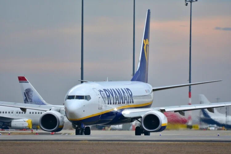 Κλείνει τη βάση της στην Αθήνα η Ryanair – Κατηγορεί την κυβέρνηση ότι «προστατεύει παρωχημένες γερμανικές πρακτικές υψηλού κόστους»