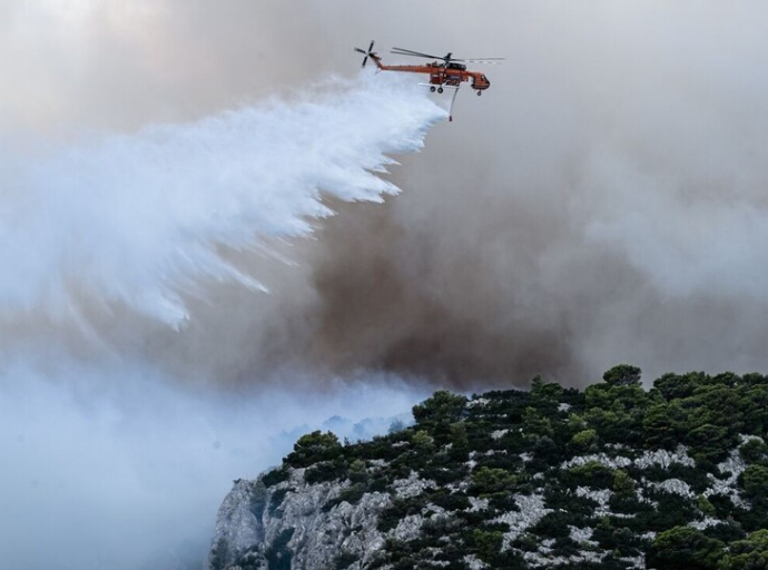 Κρίσιμη μάχη για τον Εθνικό Δρυμό της Πάρνηθας – Καίγονται σπίτια, εκκενώσεις οικισμών