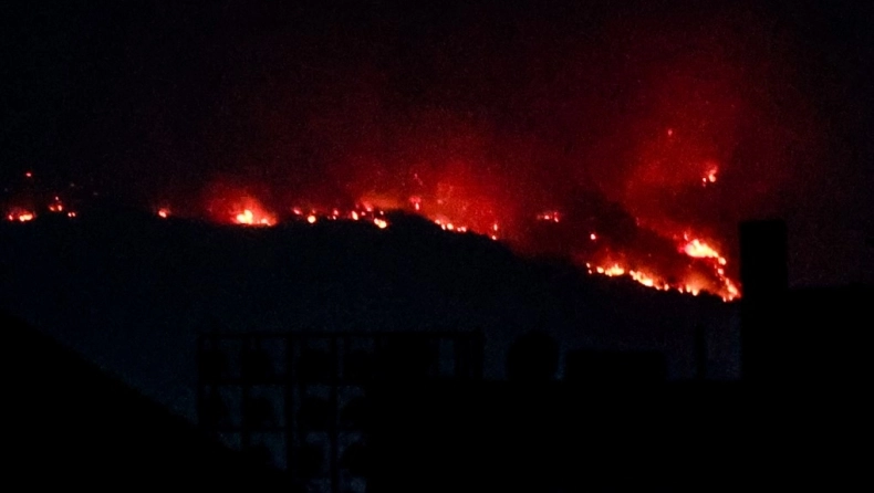 Στις πλαγιές της Πάρνηθας η φωτιά: Κοντά στα σπίτια στις Αχαρνές οι φλόγες