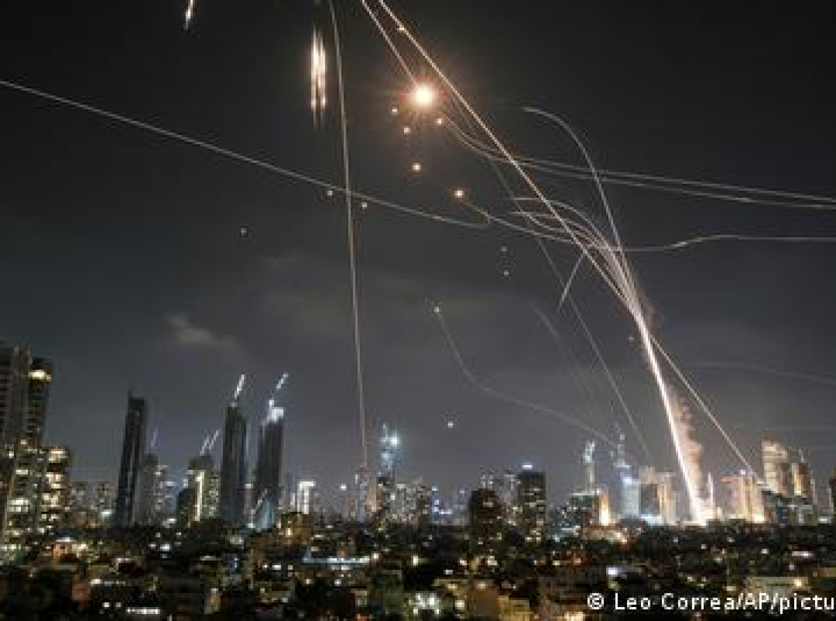 France 24: Καθώς το Ιράν στοχεύει τις πετρελαϊκές υποδομές, ο πόλεμος στη Μέση Ανατολή απειλεί την παγκόσμια οικονομία