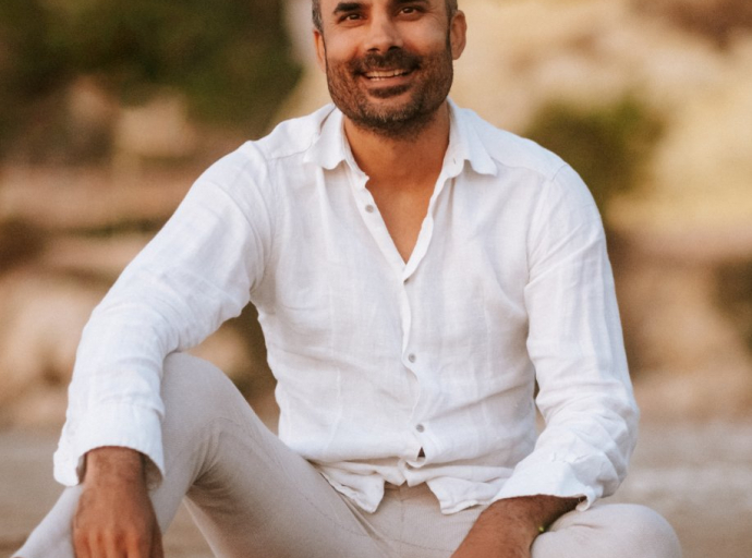  Νικόλας Σμυρνάκης συγγραφέας και δημιουργός της φιλοσοφίας του Ανθρώπου στο ΝηΣί 