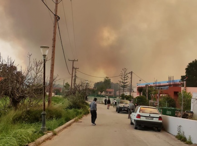 Ρόδος: Μεγάλη πυρκαγιά στη Σορωνή - Πνέουν ισχυροί άνεμοι 