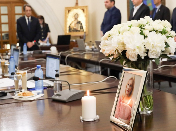 Υπουργικό Συμβούλιο: Λευκά λουλούδια και κερί στη θέση της Ζέτας