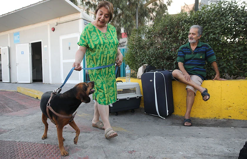 Ζευγάρι από τη Θεσσαλονίκη κοιμήθηκε στο λιμάνι του Πειραιά επειδή κάνει διακοπές με το σκύλο του!