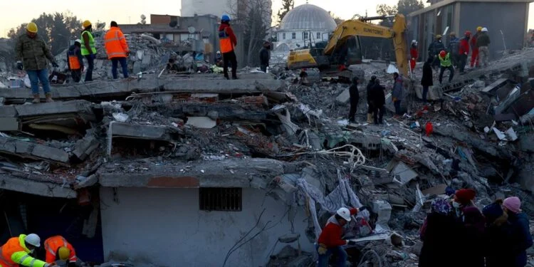 Σεισμός στην Τουρκία: Θαύματα στα ερείπια – Ανασύρθηκαν ζωντανοί μια γυναίκα και ένα παιδί