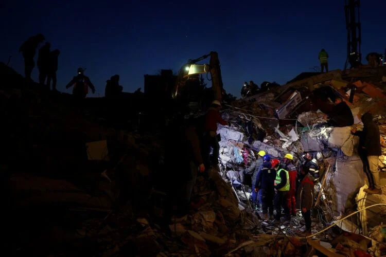 Σεισμός στην Τουρκία: Ένας έφηβος ανασύρθηκε ζωντανός μετά από 182 ώρες 