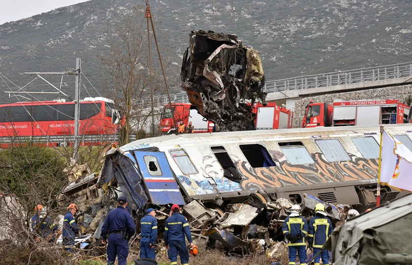 Εθνικό πένθος για το δυστύχημα στα Τέμπη – Θρήνος και αναπάντητα ερωτηματικά για τη σύγκρουση