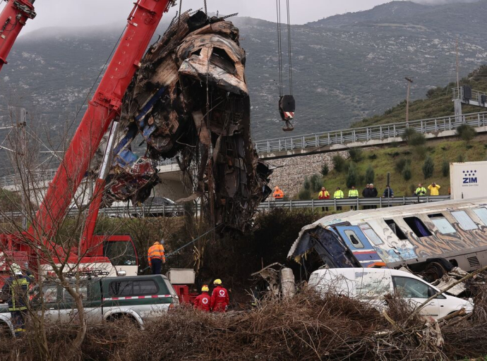 Σύγκρουση τρένων στα Τέμπη: Ανασύρθηκαν επτά απανθρακωμένες σοροί – Στους 46 οι νεκροί
