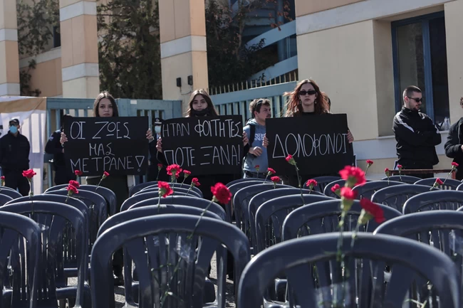 Τραγωδία στα Τέμπη: 57 άδειες μαύρες καρέκλες έξω από το υπουργείο Μεταφορών για τα αδικοχαμένα θύματα