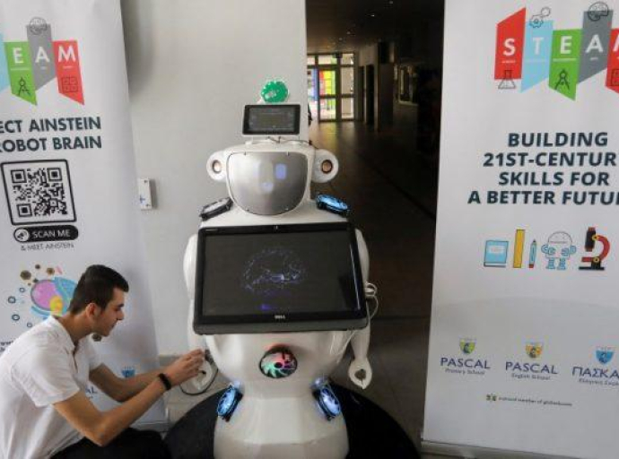 «Από εδώ ο «συμμαθητής…» μου ο AInstein»: Ένα ρομπότ ChatGPT στις σχολικές τάξεις της Κύπρου