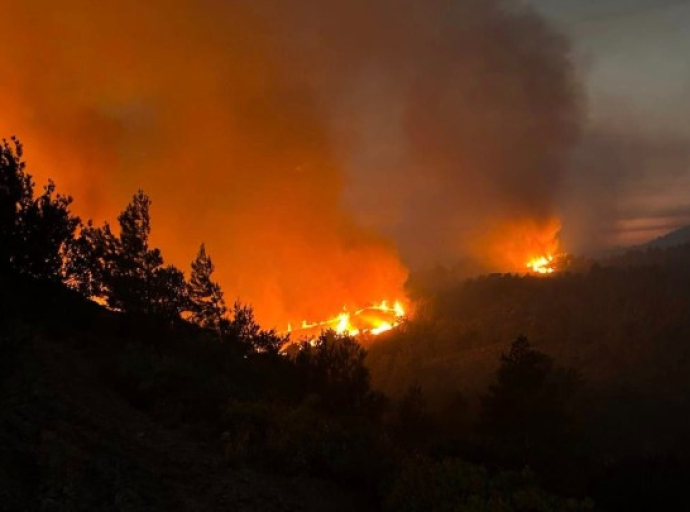 Ρόδος: Συνεχίζεται η μάχη σε τρία μέτωπα για την κατάσβεση της πυρκαγιάς- Εφιαλτική η χθεσινή νύχτα