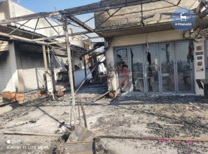 Ρόδος: Στάχτη κι αποκαΐδια απέμειναν από τα καταστήματα που έκαψε η φωτιά στο Κιοτάρι