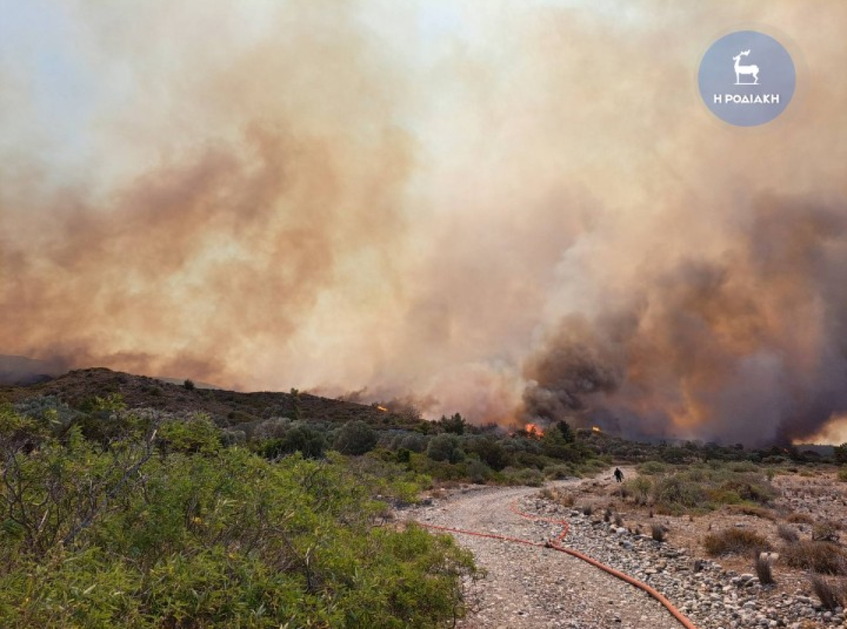 Οι φλόγες ζώνουν Γεννάδι και Βάτι- Αναμένεται άμεση εκκένωση των δύο χωριών