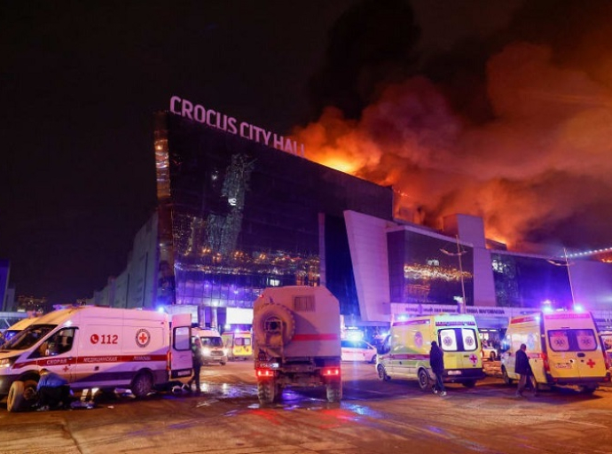 Τουλάχιστον 40 νεκροί όταν ένοπλοι άνοιξαν πυρ στο μέγαρο συναυλιών της Μόσχας