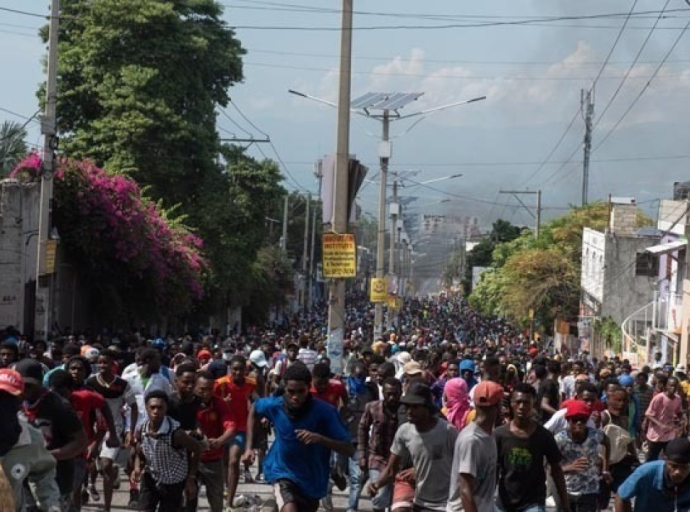 Στην Αϊτή, η ένοπλη βία συνεχίζεται στο Πορτ-ο-Πρενς, με περισσότερους ανθρώπους να εγκαταλείπουν την περιοχή.