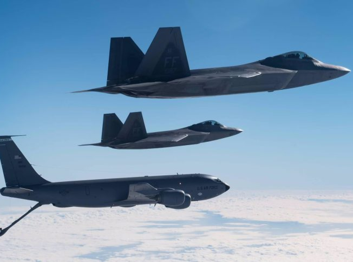 Οι ΗΠΑ Αναπτύσσουν F-22 και F-35 εν μέσω Κλιμάκωσης στη Μέση Ανατολή